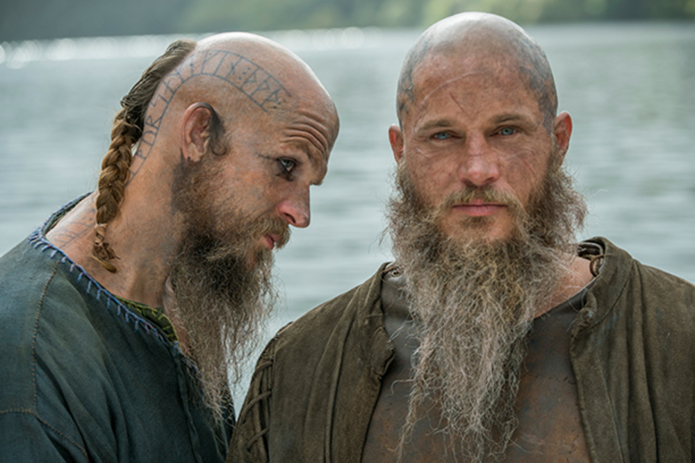 گوستاو اسکاشگورد و تراویس فیمل در نمایی از سریال تاریخی «وایکینگ ها» (Vikings)